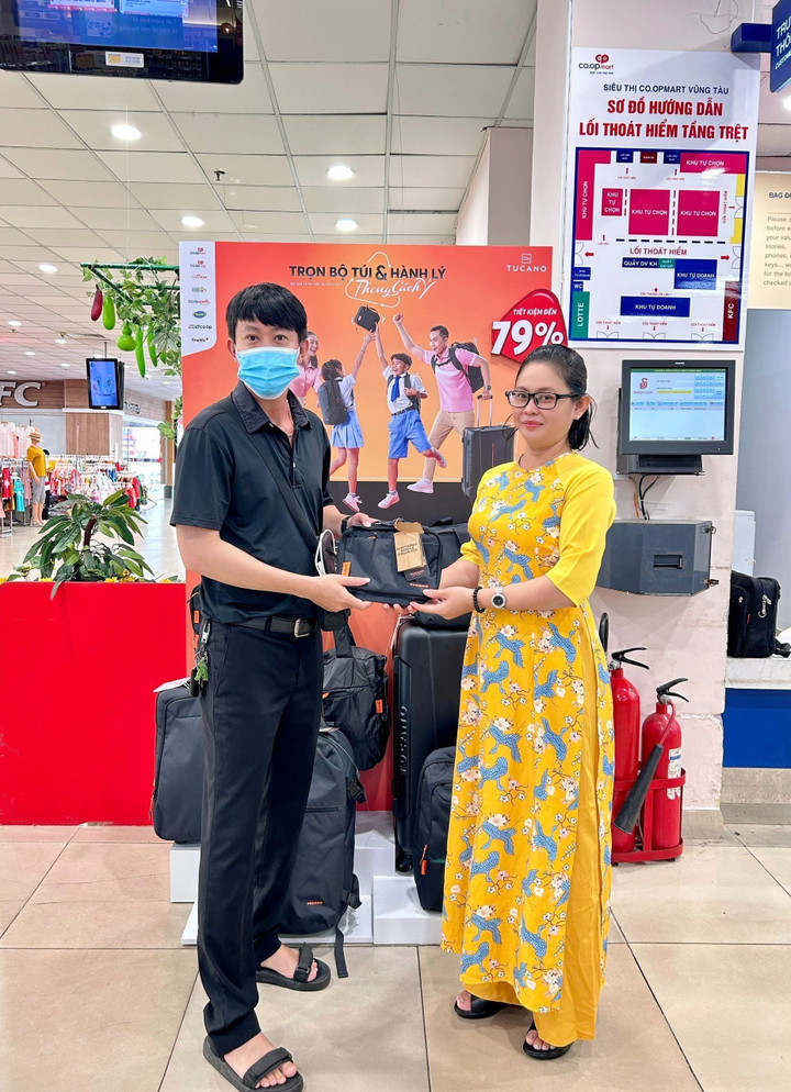 Khách hàng hào hứng đến Co.opmart tích tem đổi túi và hành lý Tucano - 2