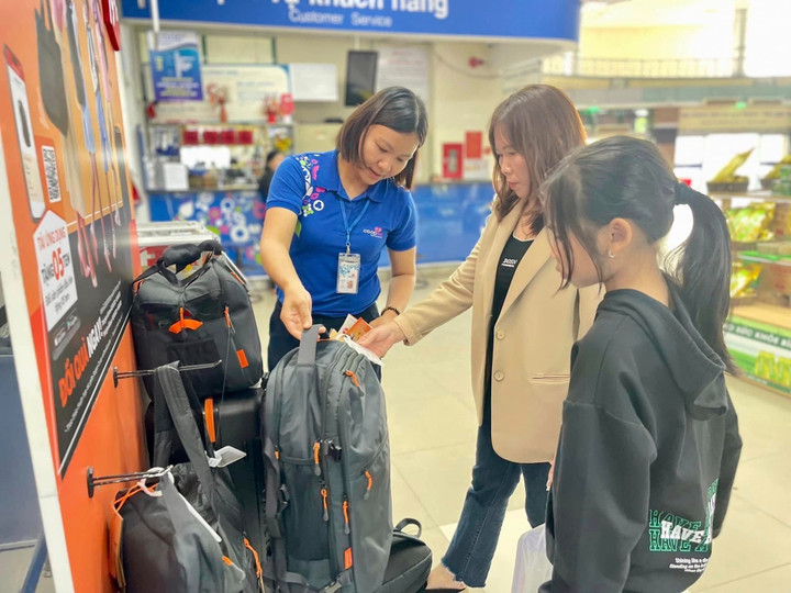 Khách hàng hào hứng đến Co.opmart tích tem đổi túi và hành lý Tucano - 1
