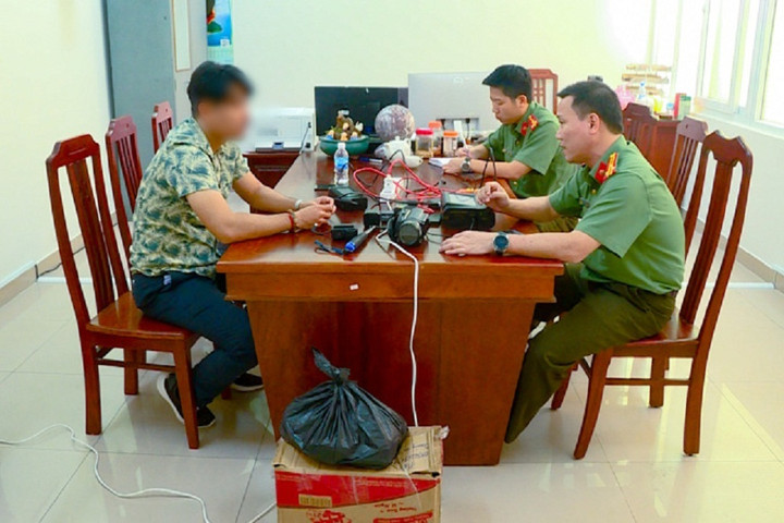 Chủ kênh YouTube 'Nhân gà Vlog' bị phạt vì đưa tin sai sự thật về bùa ngải - 1