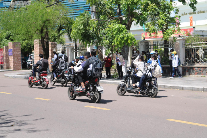 Học sinh Quy Nhơn vượt đèn đỏ, không mũ bảo hiểm 'như chưa có luật giao thông' - 2