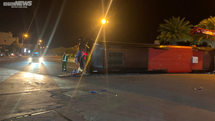 Xe khách va chạm với xe tải tại Bình Định, 13 người bị thương - 1