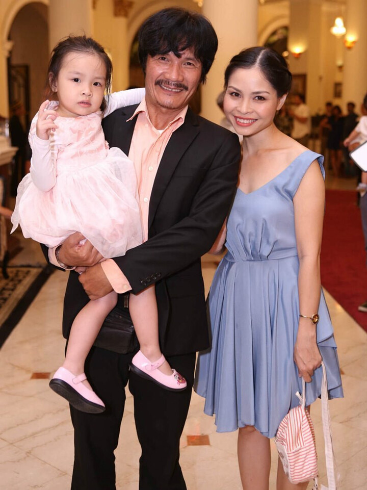 Diễn viên Công Ninh làm cha ở tuổi 51, viên mãn bên vợ kém 21 tuổi - 5