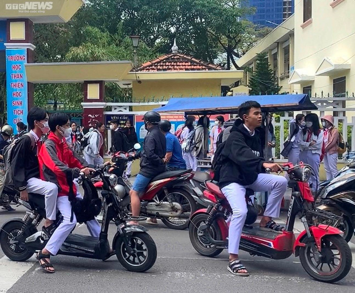 Học sinh Quy Nhơn vượt đèn đỏ, không mũ bảo hiểm 'như chưa có luật giao thông' - 6