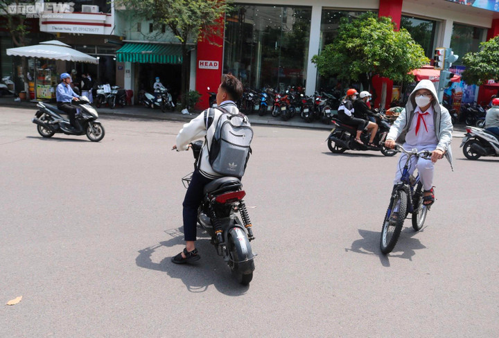 Học sinh Quy Nhơn vượt đèn đỏ, không mũ bảo hiểm 'như chưa có luật giao thông' - 9