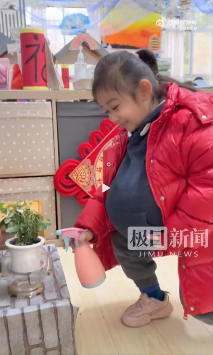 Trẻ 'giả mang bầu' ở trường mẫu giáo gây xôn xao mạng xã hội - 2