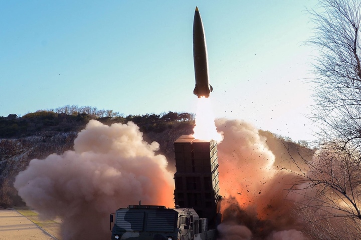 Triều Tiên phóng tên lửa đạn đạo tầm xa ra biển  - 1