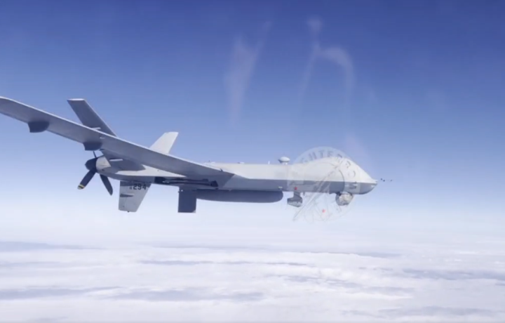Mỹ công bố video máy bay Nga xả nhiên liệu lên UAV MQ-9 - 1