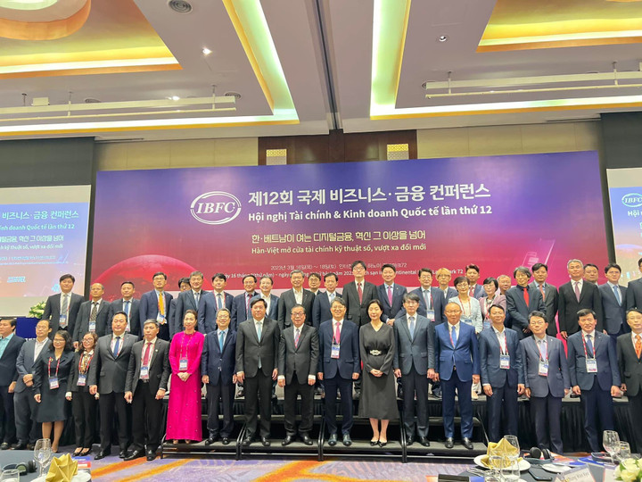 Khai mạc Hội nghị Tài chính và Kinh doanh Quốc tế lần thứ 12 - 1