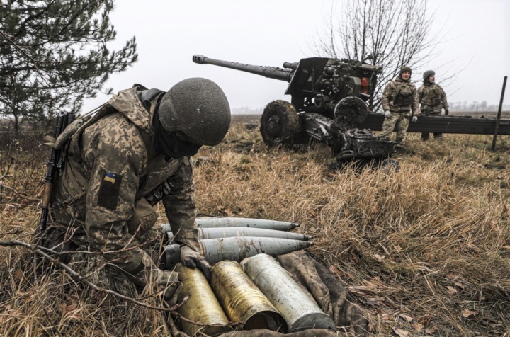 Đồng minh phương Tây khó chịu khi Ukraine lãng phí đạn pháo - 1