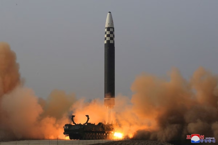 Ông Kim Jong-un cùng con gái giám sát vụ phóng ICBM Hwasong-17  - 1