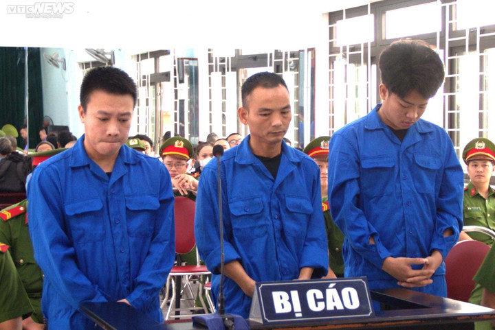 Nhóm đàn ông đánh dã man 2 nữ nhân viên gác chắn tàu hỏa lĩnh 99 tháng tù - 1