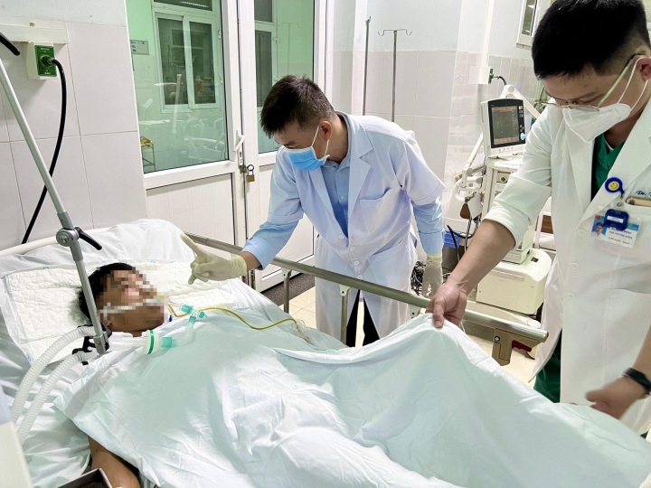 Khẩn cấp mang 5 lọ thuốc hiếm từ TP.HCM đến Quảng Nam cứu người - 1