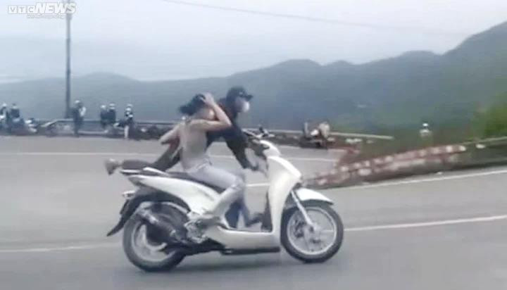Danh tính cặp nam nữ đi SH 'làm xiếc' tại khúc cua nguy hiểm trên đèo Hải Vân - 1