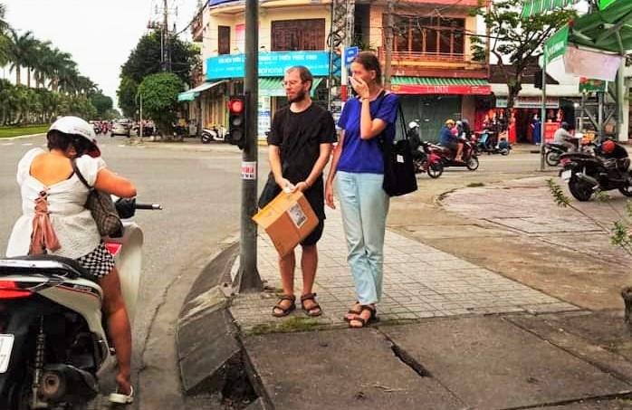 Quảng Nam: Hai người nước ngoài cầm bảng xin cứu giúp trên đường phố Tam Kỳ - 1