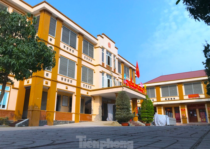 Trụ sở xã ở Nghệ An đang khang trang nhưng bị đập đi, sửa để quay hướng - 1