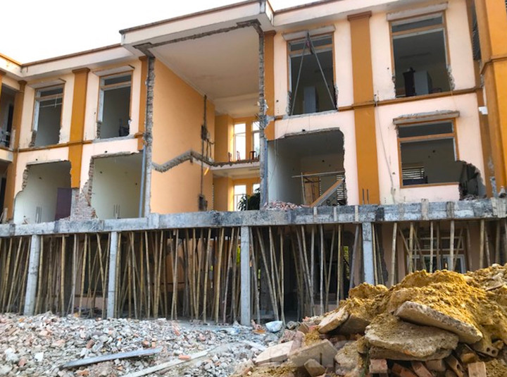 Trụ sở xã ở Nghệ An đang khang trang nhưng bị đập đi, sửa để quay hướng - 11