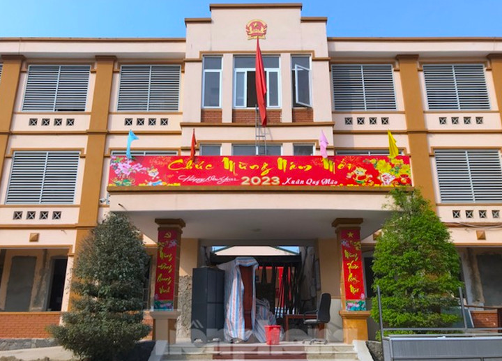 Trụ sở xã ở Nghệ An đang khang trang nhưng bị đập đi, sửa để quay hướng - 2