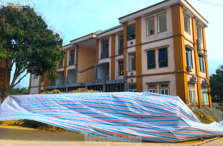 Trụ sở xã ở Nghệ An đang khang trang nhưng bị đập đi, sửa để quay hướng - 3