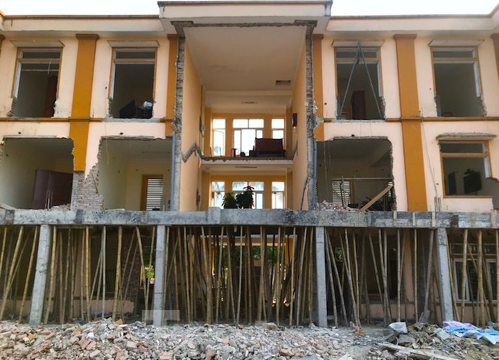 Trụ sở xã ở Nghệ An đang khang trang nhưng bị đập đi, sửa để quay hướng - 7