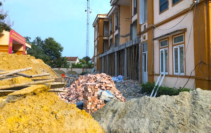 Trụ sở xã ở Nghệ An đang khang trang nhưng bị đập đi, sửa để quay hướng - 4