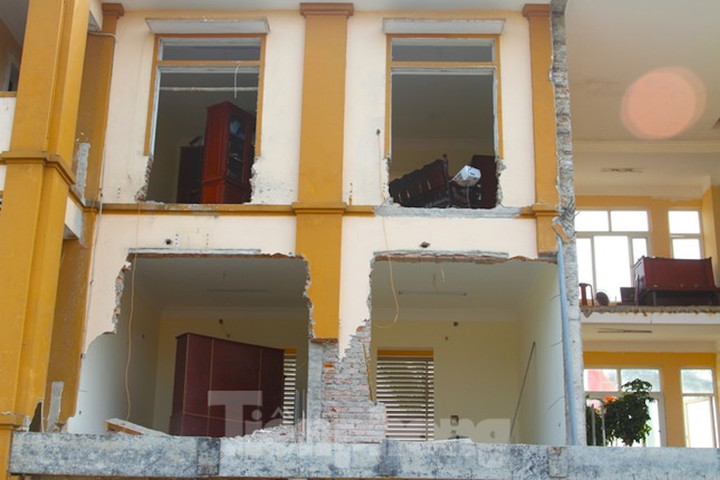 Trụ sở xã ở Nghệ An đang khang trang nhưng bị đập đi, sửa để quay hướng - 8