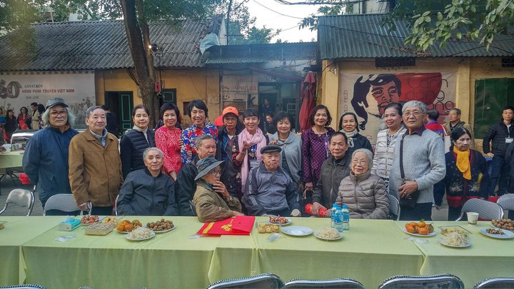 Nghệ sĩ của Hãng phim truyện Việt Nam bán bia, chở hàng để mưu sinh - 6