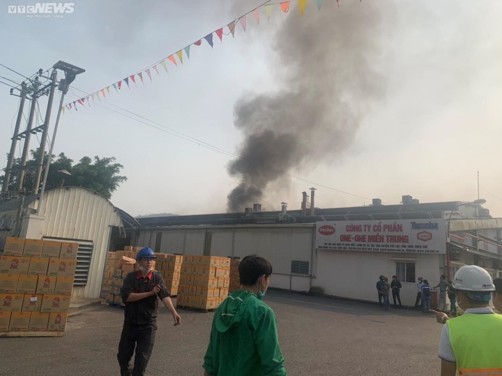Cháy dữ dội tại công ty bánh gạo One-One rộng hơn 5.000 m2 ở Thừa Thiên Huế - 1