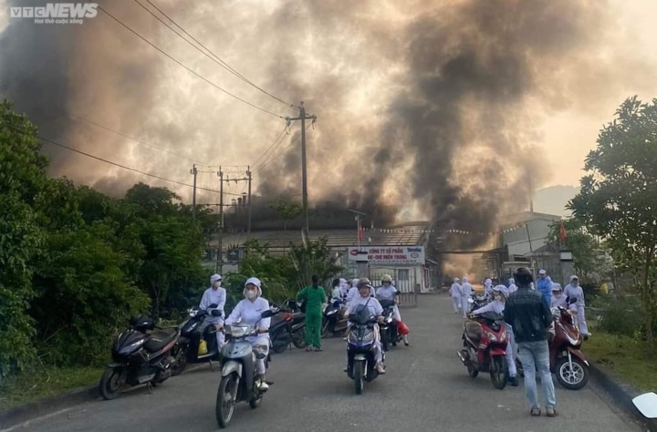 Cháy dữ dội tại công ty bánh gạo One-One rộng hơn 5.000 m2 ở Thừa Thiên Huế - 2