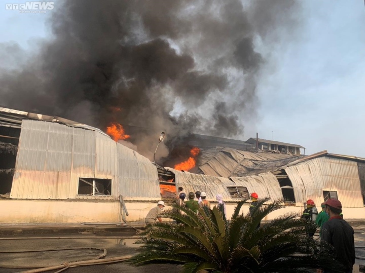 Cháy dữ dội tại công ty bánh gạo One-One rộng hơn 5.000 m2 ở Thừa Thiên Huế - 3