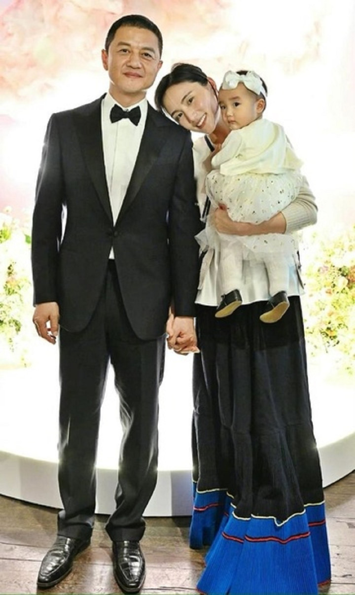 Vợ Hoa hậu lên mạng, tố Lý Á Bằng thiên vị con gái riêng - 1