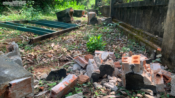 Tháp Chăm cổ ở Bình Định bị phá tường rào, thành nơi 'con nghiện' hút chích - 1