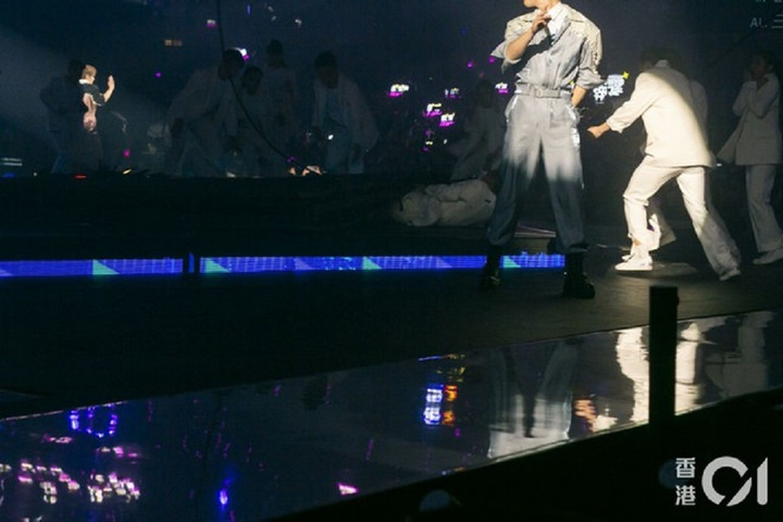 Tình hình nam vũ công bị màn hình led 600 kg rơi trúng người - 1