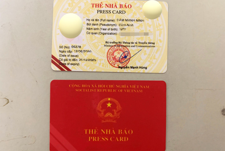 Tạm giữ tài xế làm giả thẻ nhà báo để xin bỏ qua vi phạm giao thông - 1