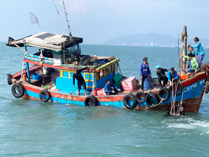 TP.HCM: Chìm thuyền trên biển Cần Giờ, cứu được 6 người, 1 người chết - 2