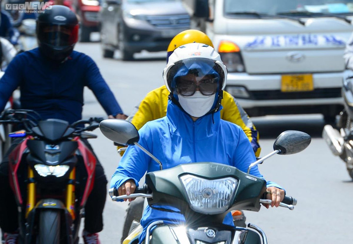 Thời tiết thay đổi thất thường, người dân miền Bắc cảm nhận 4 mùa trong 1 tuần - 1