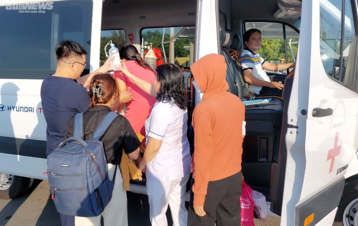 Vượt biển đưa sản phụ từ xã đảo Thạnh An vào đất liền cấp cứu - 7