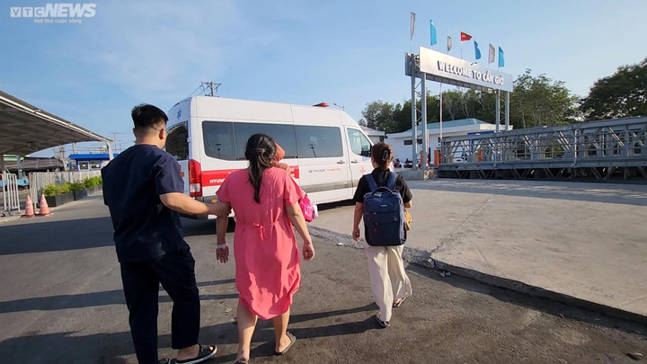 Vượt biển đưa sản phụ từ xã đảo Thạnh An vào đất liền cấp cứu - 6