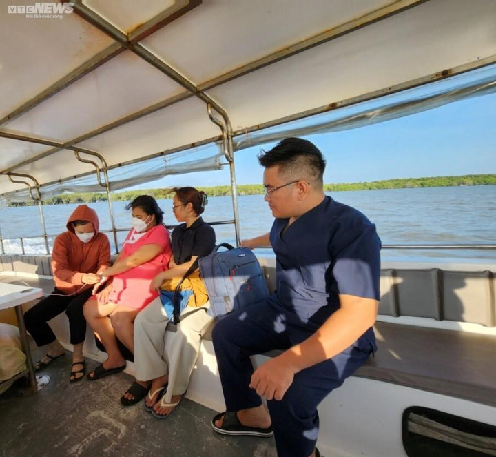 Vượt biển đưa sản phụ từ xã đảo Thạnh An vào đất liền cấp cứu - 5