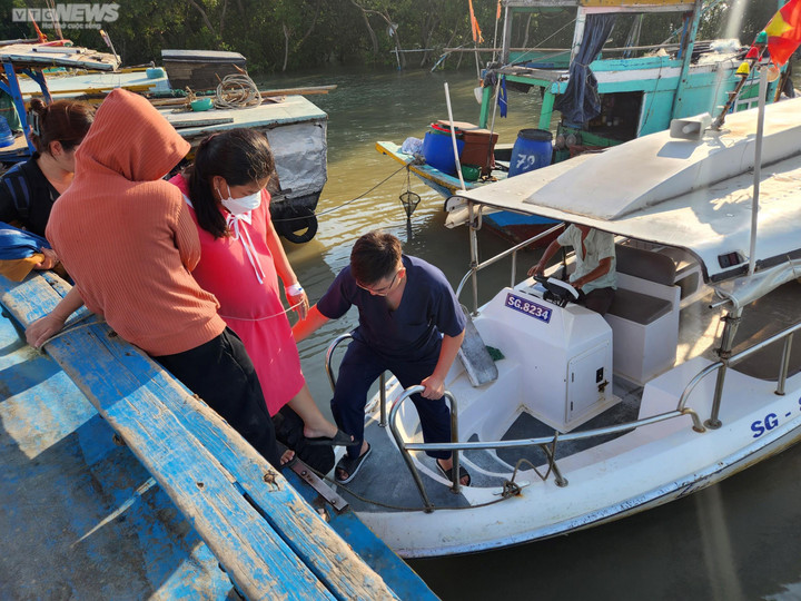 Vượt biển đưa sản phụ từ xã đảo Thạnh An vào đất liền cấp cứu - 3