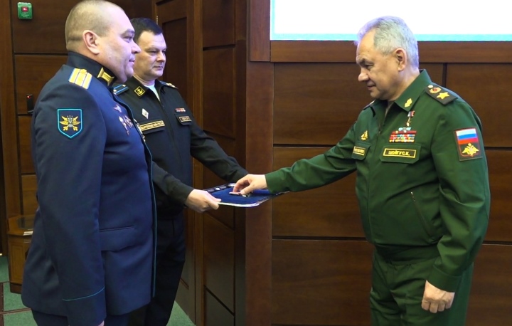 Nga trao thưởng Huân chương Dũng cảm cho phi công Su-27 đánh chặn UAV Mỹ - 1