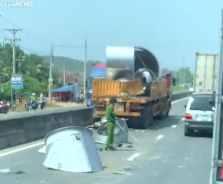 Né ống thép rơi xuống đường xe đầu kéo tông sập nhà dân, nhiều người bị thương - 1