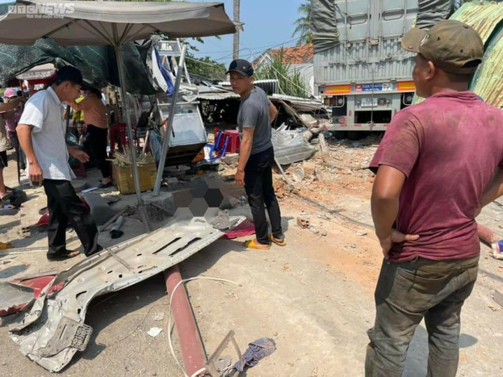 Né ống thép rơi xuống đường xe đầu kéo tông sập nhà dân, nhiều người bị thương - 2