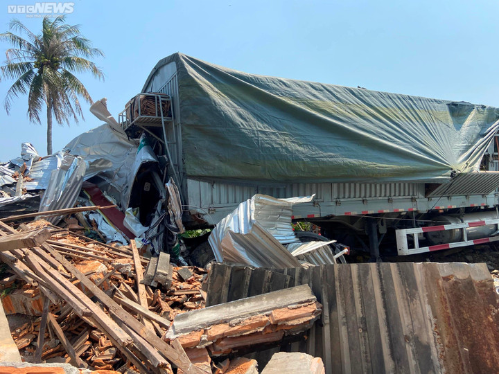 Né ống thép rơi xuống đường xe đầu kéo tông sập nhà dân, nhiều người bị thương - 3