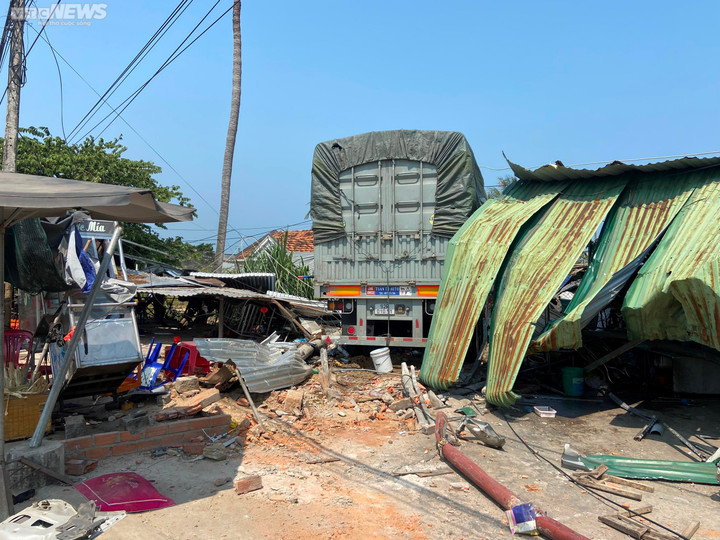 Xe đầu kéo tông sập quán nước ở Khánh Hoà: Sức khoẻ các nạn nhân giờ ra sao? - 1