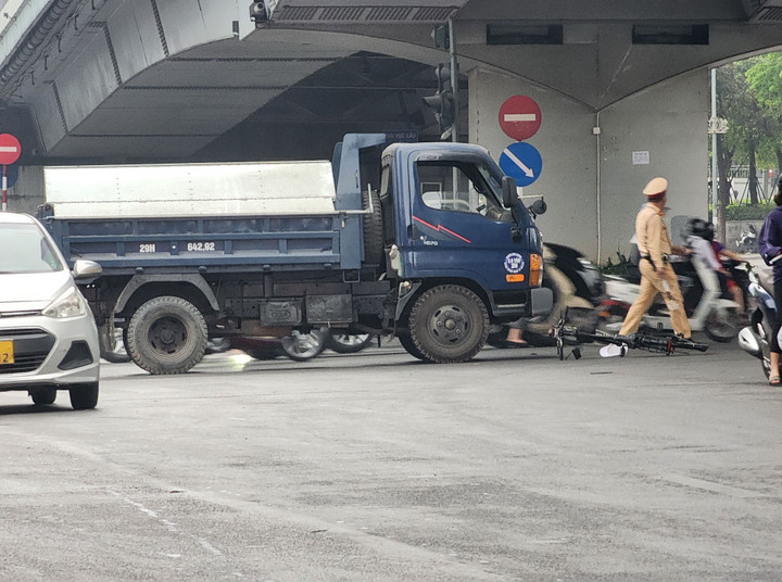 Hà Nội: Va chạm với ô tô tải, người đi xe đạp tử vong - 1