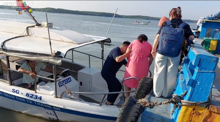 Vượt biển đưa sản phụ từ xã đảo Thạnh An vào đất liền cấp cứu - 2