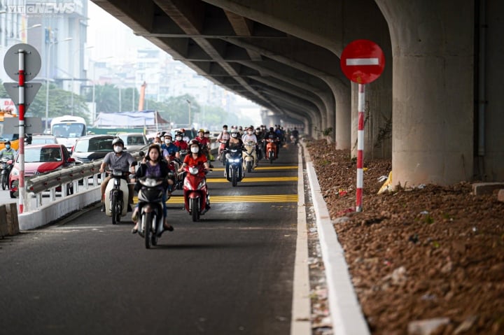 Hà Nội: Thông xe tuyến đường tạm tại dải phân cách trên đường Nguyễn Xiển - 1