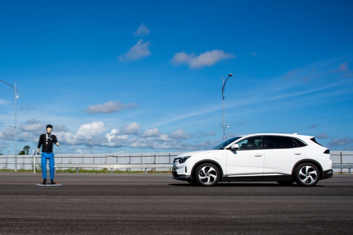 Vì sao xe điện đầm chắc và an toàn hơn xe xăng? - 3