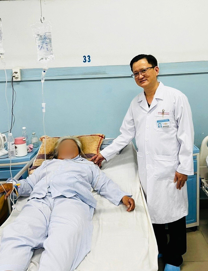 TP.HCM: Cụ bà hóc xương vịt đâm xuyên 2 thành thực quản - 1