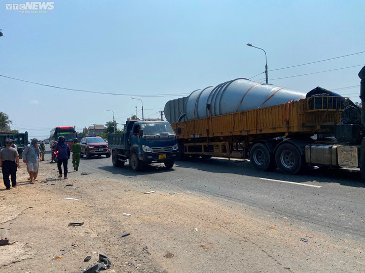 Nạn nhân kể khoảnh khắc xe đầu kéo đâm sập nhà, khiến 6 người bị thương - 4